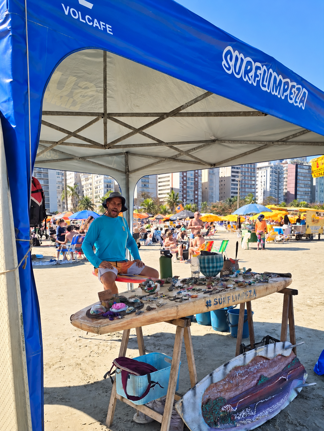 Base da Surflimpeza na praia de Santos