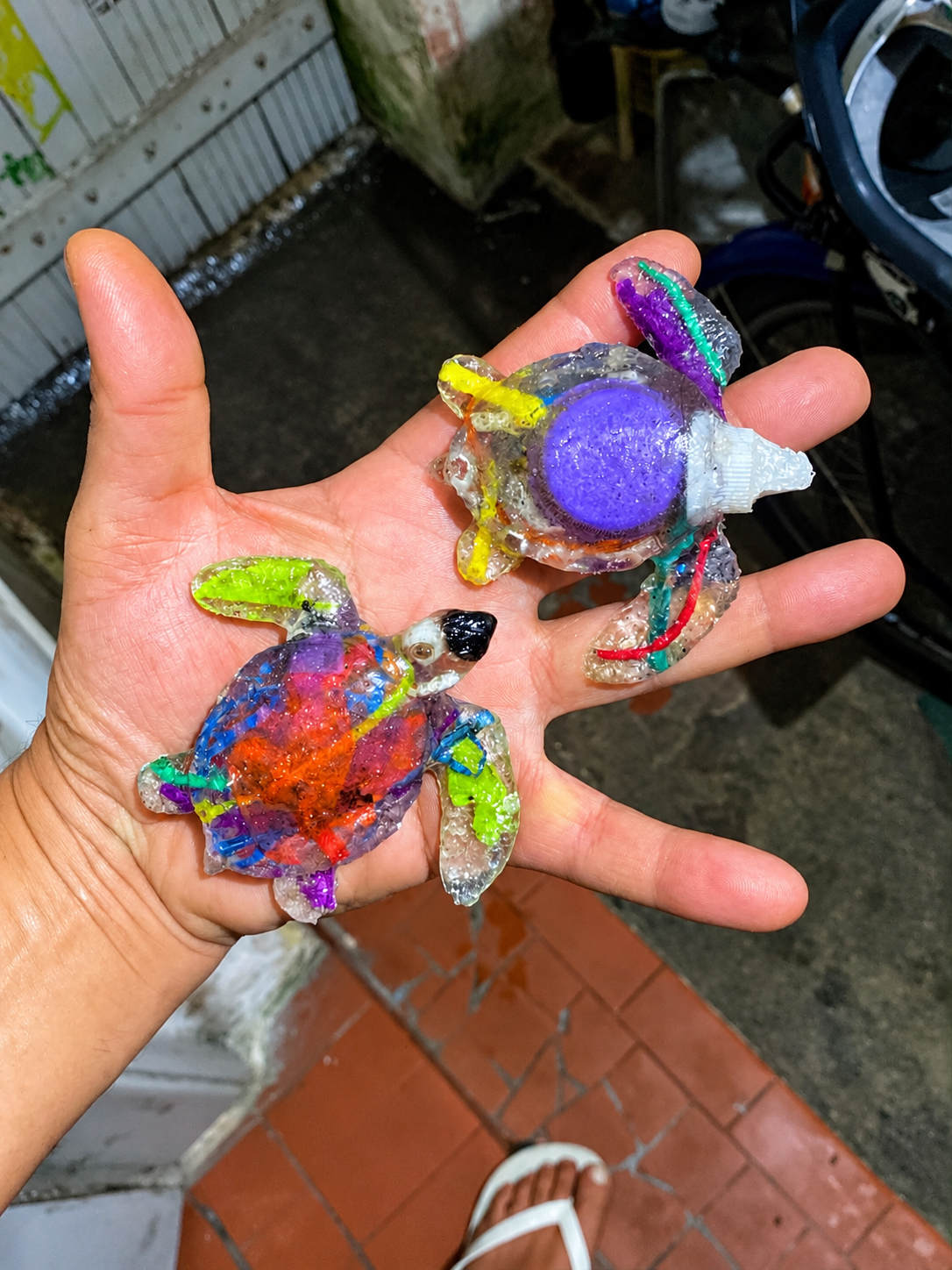 Arte que foram feitas com lixos retirados da praia