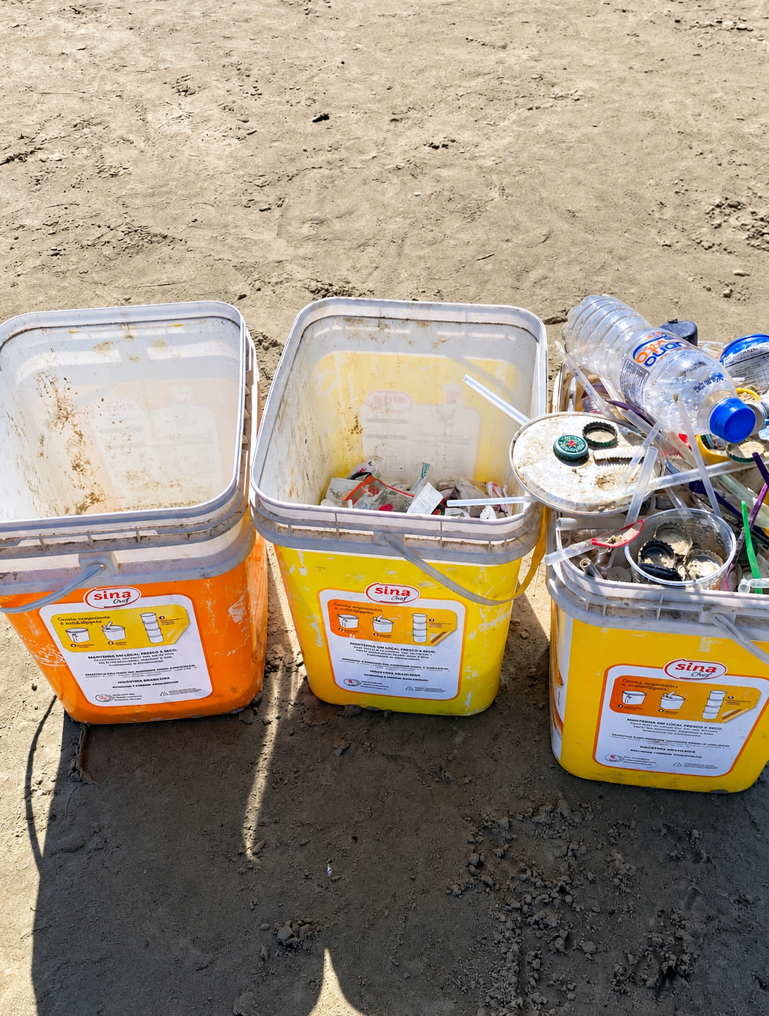 Lixos indo para a reciclagem para virar amuletos